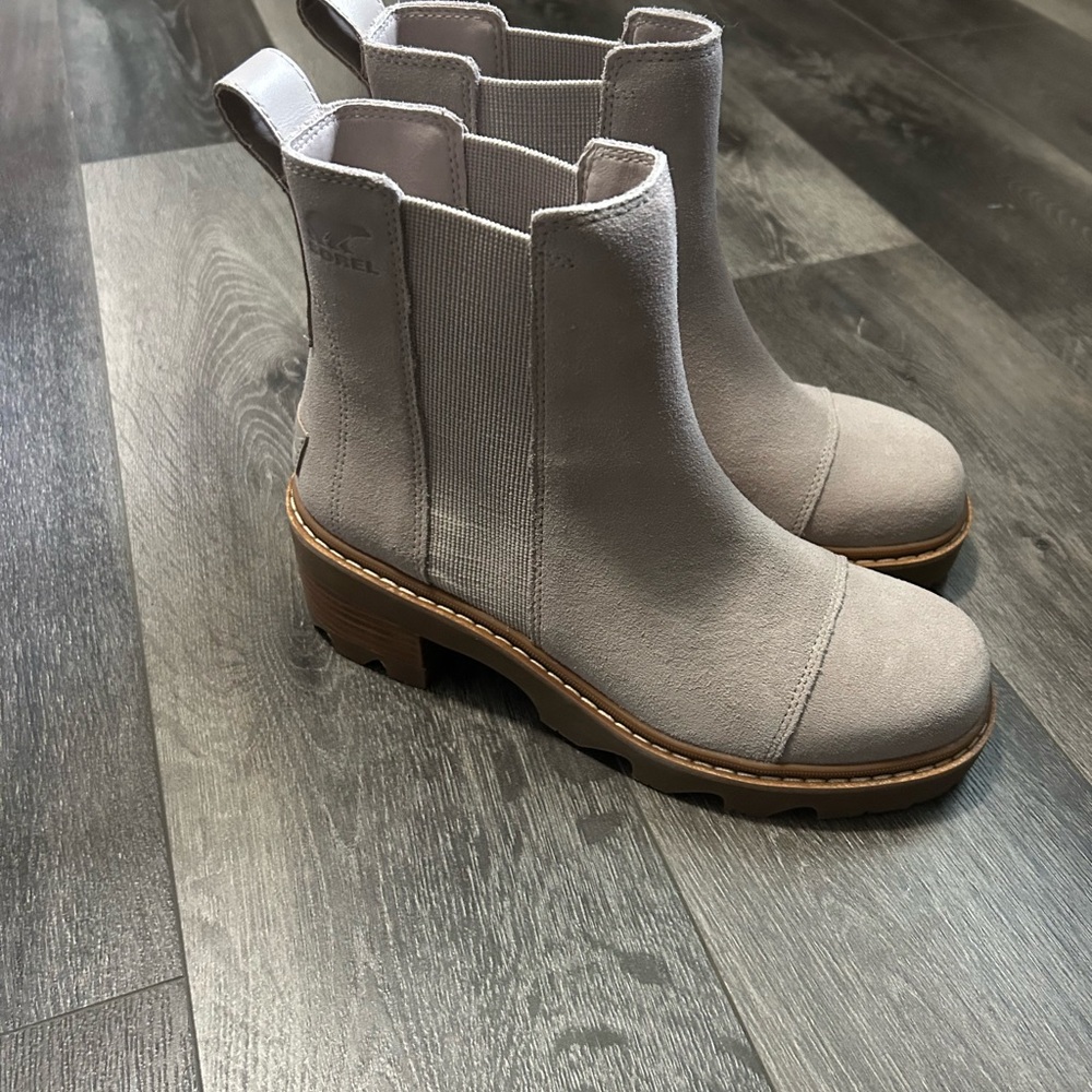 Sorel Suede Chelsea Booties in Light Gray - BRAND NEW